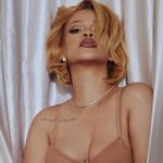 Рианна на фоне слухов о третьей беременности восхитила пикантными снимками в нижнем белье