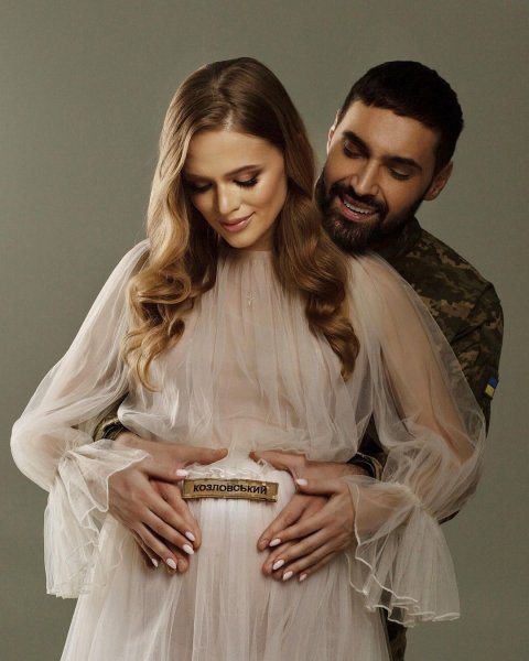 
Виталий Козловский восхитил ранее невиданными фото с беременной женой и ласково обратился к ней
