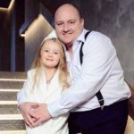 Юрий Ткач показал, как с 9-летней дочкой-красавицей отрывался на концерте Артема Пивоварова