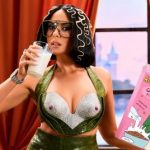 Настя Каменских спела в дуэте с известным артистом и в видео шутливо “полетала” голой на ракете