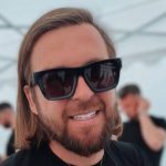 Известный украинский певец отдал 6-летнего сына в первый класс в Японии