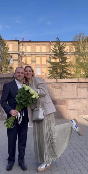 
29-летнюю жену Виктора Павлика раскритиковали в Сети за наряд: блогерша ответила
