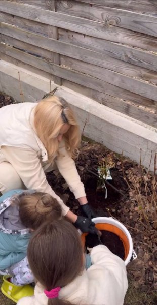 
Лилия Ребрик показала, как возле своего загородного особняка сажает цветы с дочерьми
