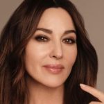 59-летняя Моника Беллуччи подчеркнула пышный бюст элегантным платьем и восхитила стройной фигурой