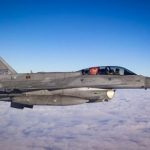 Почему Польша поднимает истребители во время атак РФ по Украине, но не “включает” ПВО