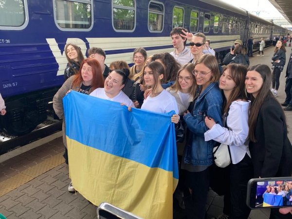 
alyona alyona и Jerry Heil на поезде поехали на "Евровидение-2024": как артисток провожали на конкурс

