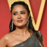 57-летняя Сальма Хайек похвасталась своей фигурой в купальнике без фотошопа и фильтров