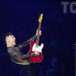 Артем Пивоваров выступил в Киеве: дуэт с загадочной гостьей, прыжки с высоты в зал и появление звезд “Голоса страны”