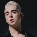 Известный украинский певец неожиданно полностью обнажился прямо на съемочной площадке