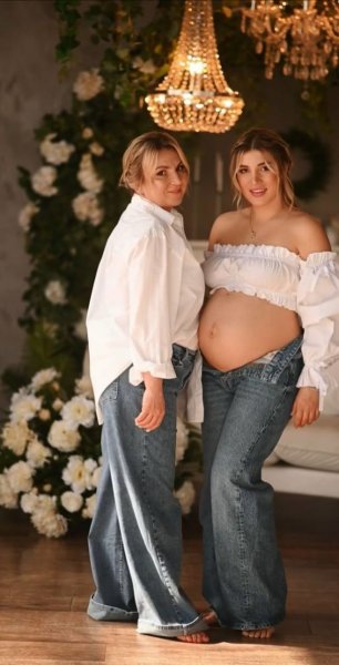 
"Мама" Верки Сердючки восхитила фото с дочерью на последних месяцах беременности
