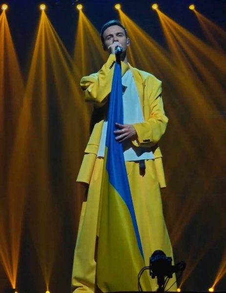 
Макс Барских отыграл концерт в Киеве: страстные танцы на сцене, странные подарки и слезы в зале

