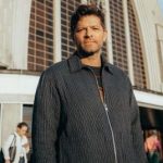 Звезда “Сверхъестественного” Коллинз приехал в Киев и показался на фоне уничтоженной российской техники