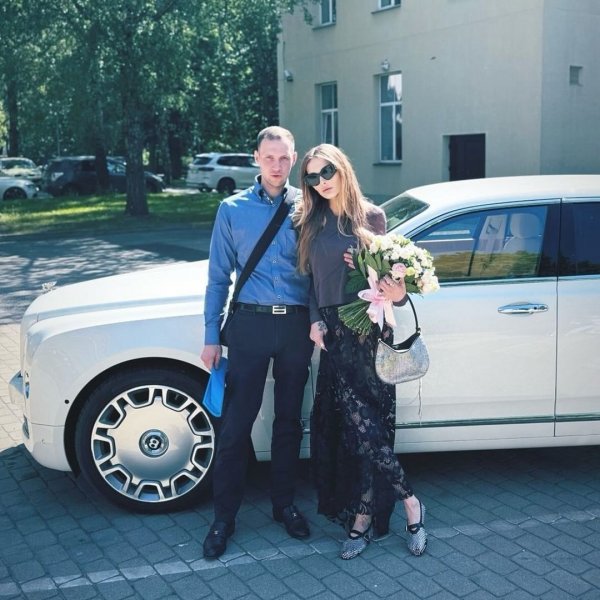 
37-летняя Снежана Онопко снова вышла замуж и впервые показала своего возлюбленного

