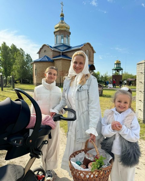 
"Христос воскрес! Победы всем нам": звезды поздравили украинцев с Пасхой и показали, как празднуют
