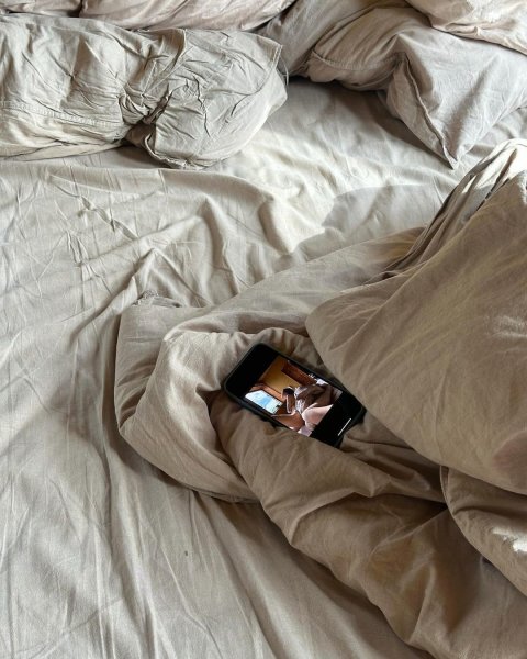 
Надя Дорофеева снялась полностью обнаженной в домашней фотосессии в постели
