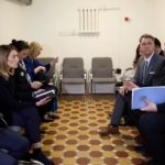 Из-за воздушной тревоги Стефанчук провел встречу с Мецолой в укрытии.