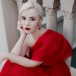 Неузнаваемая Мика Ньютон показалась брюнеткой с длинными волосами и челкой.