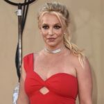 Бритни Спирс сломала ногу и отказалась от лечения: “Если иду быстро, она немеет”