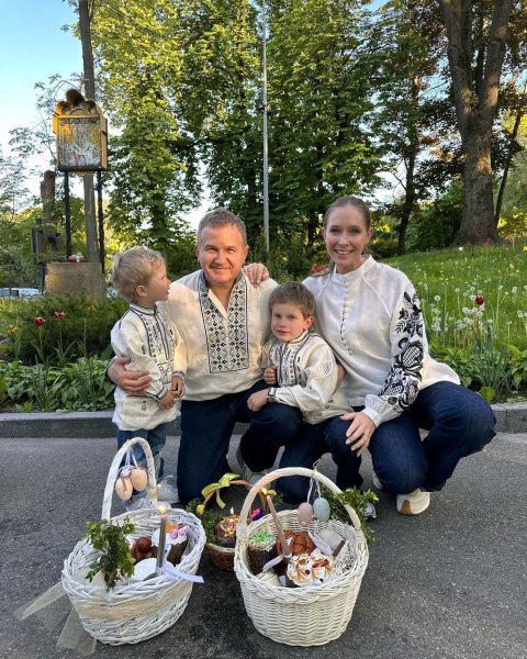 
"Христос воскрес! Победы всем нам": звезды поздравили украинцев с Пасхой и показали, как празднуют
