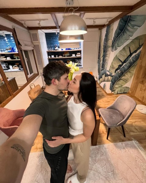 
Жена Евгения Кота оригинально поздравила возлюбленного с особым праздником и показала их романтические фото
