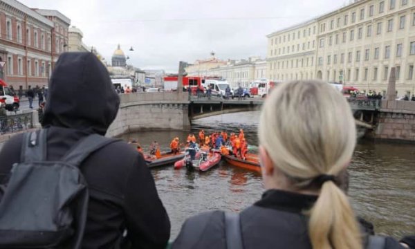 В Петербурге в реку упал автобус с пассажирами, он полностью ушел под воду