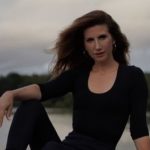 Анита Луценко избавилась от длинных волос и показалась с короткой стрижкой: фото до и после