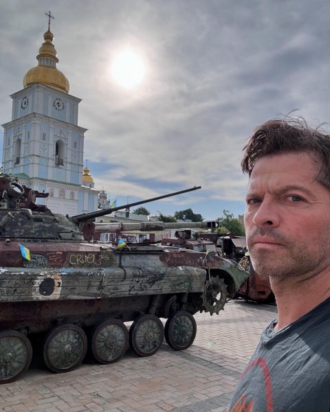 
Звезда "Сверхъестественного" Коллинз приехал в Киев и показался на фоне уничтоженной российской техники
