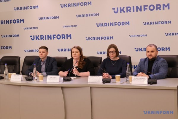 Украинские власти полностью легитимны, а сомнения упрекают /></p>
<p>Между тем программный директор ОО «Детектор медиа» Вадим Городской подчеркнул, что дискуссия по поводу легитимности украинской власти подпитывается российскими ИПСО и прокремлевскими нарративами.</p>
<p>“Россия вкладывает колоссальные ресурсы, чтобы продвигать свои ИПСО. На самом высоком уровне там формируются дезинформационные кампании по легитимности украинского президента. Высокопоставленные должностные лица в администрации российского президента еженедельно координируют такое совещание, где обсуждают, какие на этой неделе будут самые актуальные месседжи российской пропаганды и потом это спускается по всей вертикали влияния, попадая и в Украину, и на западные аудитории», — сказал Городской.</p>
<p> < Участники круглого стола единодушны в том, что устойчивость украинских властей в условиях войны является основой функционирования государства, его легитимность не подлежит сомнению с точки зрения Конституции Украины, а проведение выборов в условиях ежедневных обстрелов невозможно.</p>
<p>Пресконференция состоялась в рамках проекта «Демократическая интеграция, устойчивость и привлечение» (Ukraine-DARE), реализующий Democracy Reporting International (DRI) при финансовой поддержке Федерального Министерства иностранных дел Германии в сотрудничестве с Коалицией "Реанимационный пакет реформ" и Центром политико-правовых реформ Проект направлен на содействие в приближении украинского законодательства к нормам Европейского Союза, развитие диалога относительно вызовов для демократии в Украине во время войны и содействия гражданской активности молодежи.</p>
<p><em>Фото Павла Багмута</em></><br />
<!--noindex--></p>
<p><a rel=