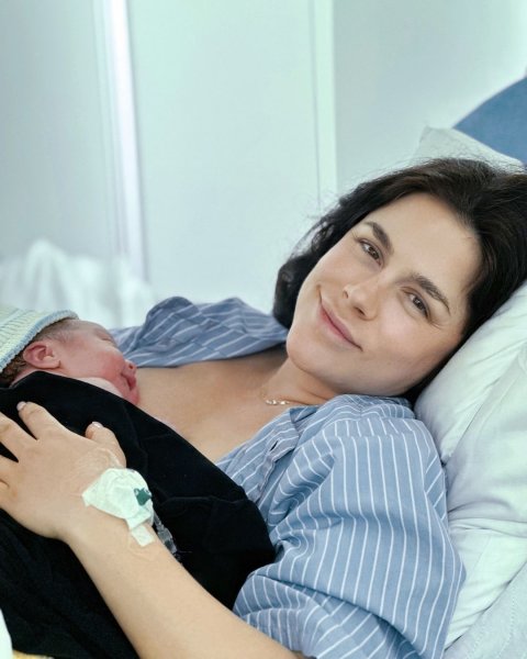 
Известная украинская ведущая впервые стала мамой и показала фото первенца
