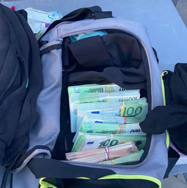 Мужчина и женщина вывозили сумками из Украины 80 тысяч евро 