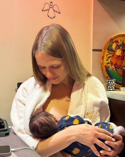 
Виталий Козловский восхитил фото с женой, которая кормит грудью их двухмесячного сына
