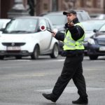 Что означают сигналы регулятора и когда нельзя ехать: 5 главных правил