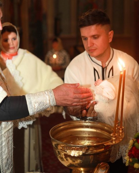 
Лилия Ребрик впервые показала лицо дочери и призналась, кто стал ее звездным крестным папой
