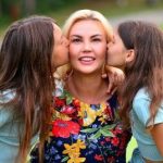 Камалия приехала к дочерям за границу и растрогала кадрами их встречи