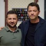 Звезда “Сверхъестественного” Миша Коллинз придумал оригинальный способ, как помочь Украине в разминировании