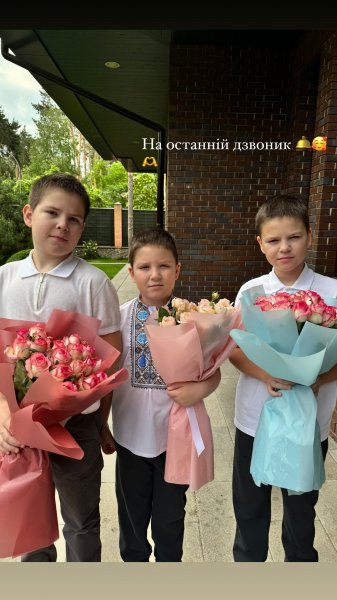 
Беременная жена Сергея Тигипко показала трех сыновей-красавцев и как собирала их на последний звонок
