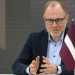 Украина имеет право защищаться всеми возможными способами – министр обороны Латвии