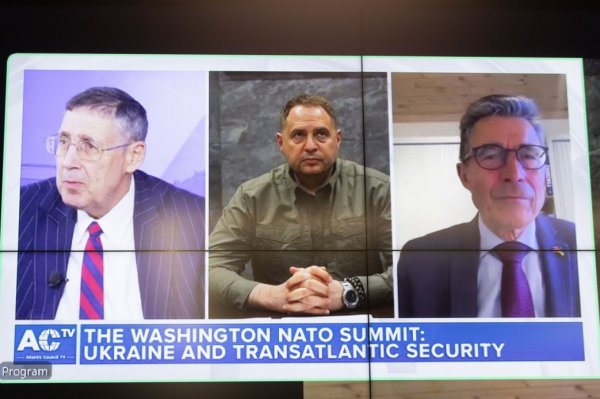 Ермак: Приглашение Украины в НАТО способствовало бы></img></p>
<p>Ермак подчеркнул, что во время саммита НАТО в Вашингтоне его участники должны принять решение, способствующее укреплению Альянса и защите его стран-членов.</p>
<p>По его словам, приглашение Украины сейчас было бы жизненно важным шагом для укрепления безопасности Европы и всего евроатлантического сообщества.</p>
<p>«Это покажет: Россия не может диктовать свою волю Альянсу. Агрессор не должен устанавливать собственные красные линии. Однако это было бы красной линией для самой России, – заметил руководитель Офиса президента.</p>
<p>Также он добавил, что украинская армия сегодня одна из самых боеспособных и мотивированных в Европе. За десять лет борьбы с российскими захватчиками украинские воины получили большой боевой опыт.</p>
<p>Андерс Фог Расмуссен также призвал мировых лидеров принимать важные решения, в частности, относительно членства Украины в Альянсе и поддержки нашего государства.</p>
<p> «Мы должны изменить наш подход к помощи. Ведь сейчас мы даем слишком мало и слишком поздно, – заявил бывший генеральный секретарь НАТО.</p>
<p>Он также напомнил, что обоснование и конкретные предложения по будущему членству Украины в Альянсе находятся в отчете Международной рабочей группы по вопросам безопасности и евроатлантической интеграции Украины, опубликованном на прошлой неделе.</p>
<p>Как сообщалось, Вашингтонский саммит 2024 — это предстоящая встреча глав государств и глав правительств тридцати двух членов Организации Североатлантического договора (НАТО), их стран-партнеров и Европейского Союза, которая состоится в Вашингтоне 11 июля 2024 года.</p>
<p><em>Фото: ОП </em></p>
<p><!--noindex--></p>
<p><a rel=