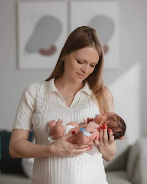 
Виталий Козловский восхитил фото с женой, которая кормит грудью их двухмесячного сына
