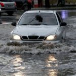 Киев накрыла непогода: подтоплены улицы, задерживается транспорт (видео)