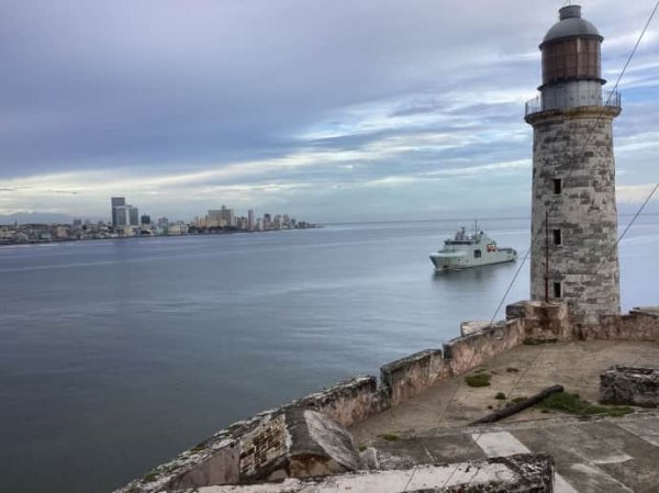 Вслед за российскими кораблями на Кубу прибыло судно ВМС Канады и субмарина США  