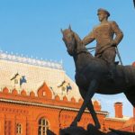 В центре Москвы на памятнике Жукова появилась надпись “ГУР” (эксклюзивное видео)