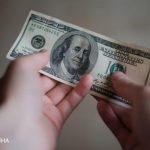 Каким будет курс доллара в конце июня и от чего зависит: прогноз банкира