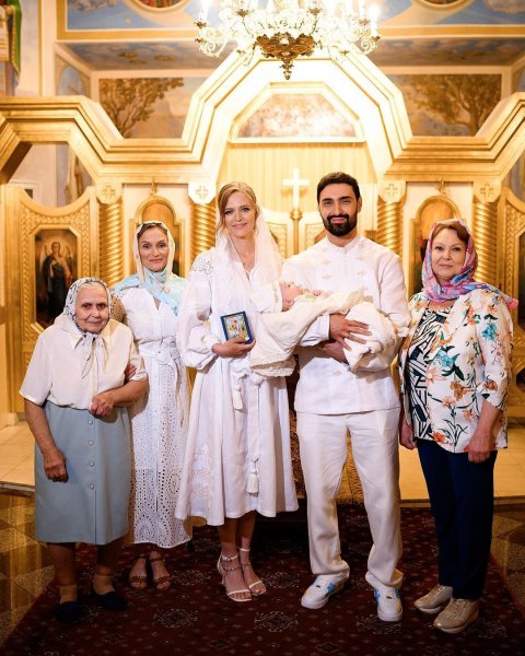 
Виталий Козловский показал трогательные фото с крещения сына и рассекретил известных крестных Оскара
