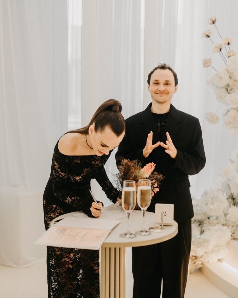 
Константин Войтенко удивил, почему с женой сыграл свадьбу в черном наряде и без гостей

