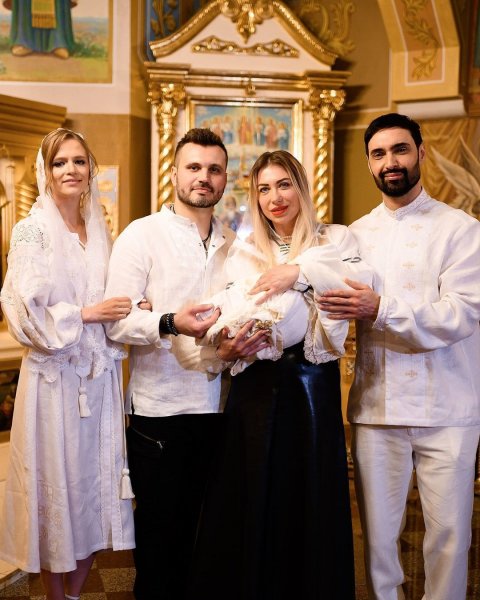 
Виталий Козловский показал трогательные фото с крещения сына и рассекретил известных крестных Оскара
