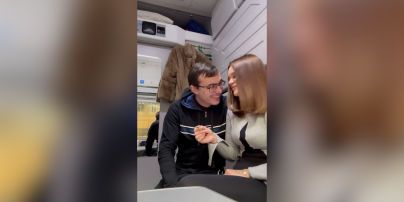 
Блогерша Верба растрогала, как возлюбленному рассказала о беременности прямо в поезде
