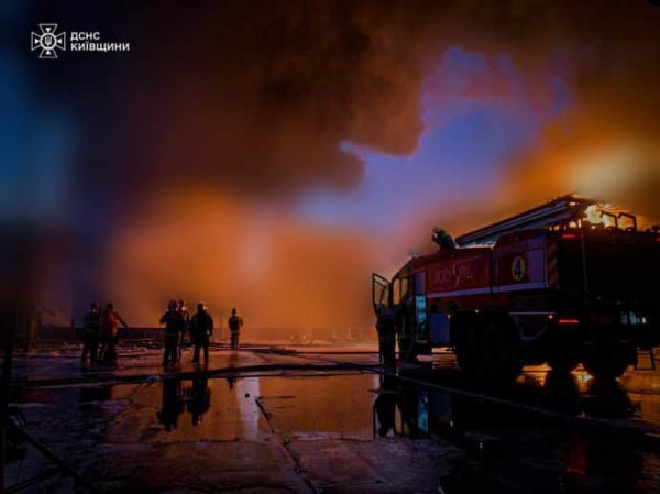 В Киевской области более 15 часов продолжается ликвидация пожара, возникшего из-за российской атаки