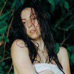 19-летняя дочь Оли Поляковой полностью обнажилась и наделала пикантные фото в воде без макияжа