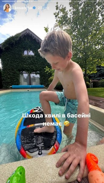 
Екатерина Осадчая восхитила фото с двумя сыновьями и как они возле бассейна играли
